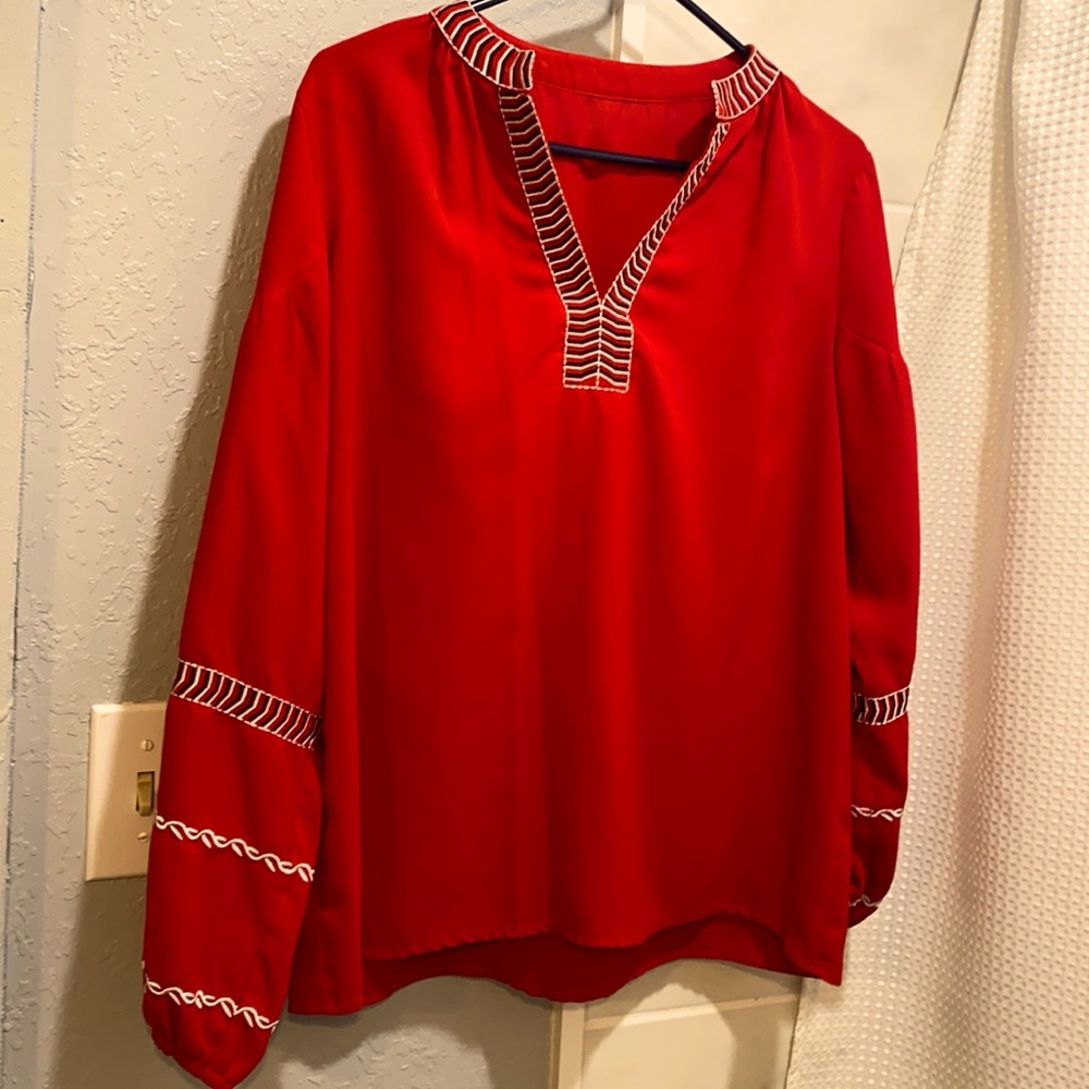 Detailed, loose fitting polyester blouse